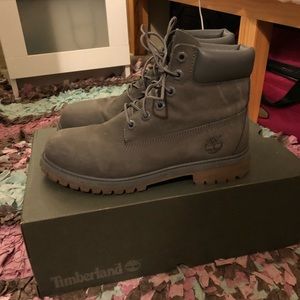 YOUTH SIZE 6 TIMBERLANDS WATERPROOF GREY BOOT